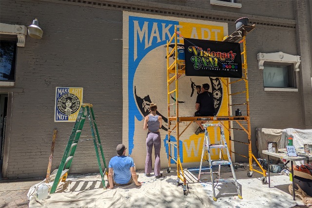 Shepard Fairey con l'artista e curatrice Iryna Kanishcheva, a Gainesville, in Florida