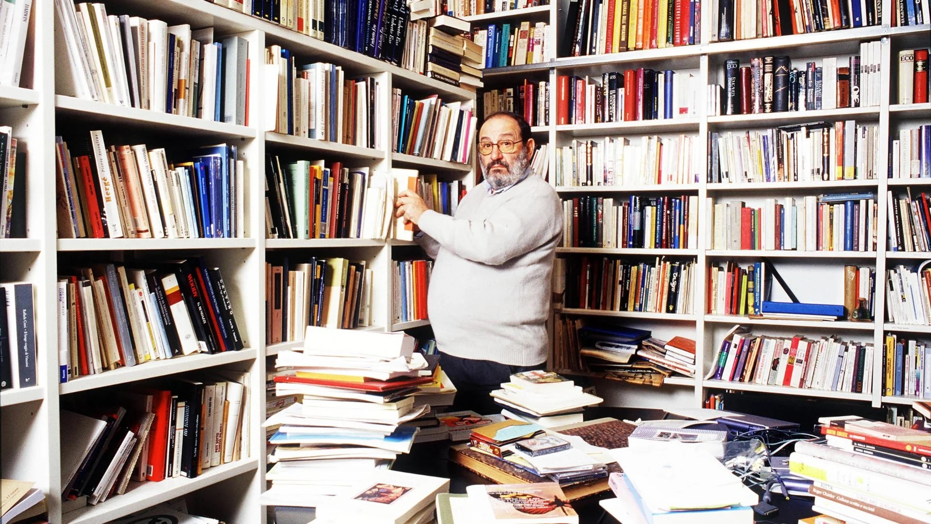Umberto Eco nella sua biblioteca domestica